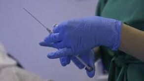 Jeringa en la mano del médico
